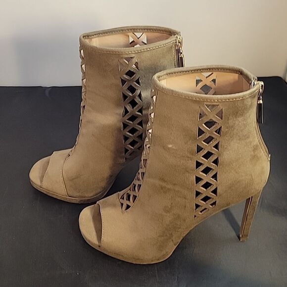 BCBGENERATION FAUX SUEDE DELANEY DREAM PEEP TOE SHOE - Picture 5 of 12